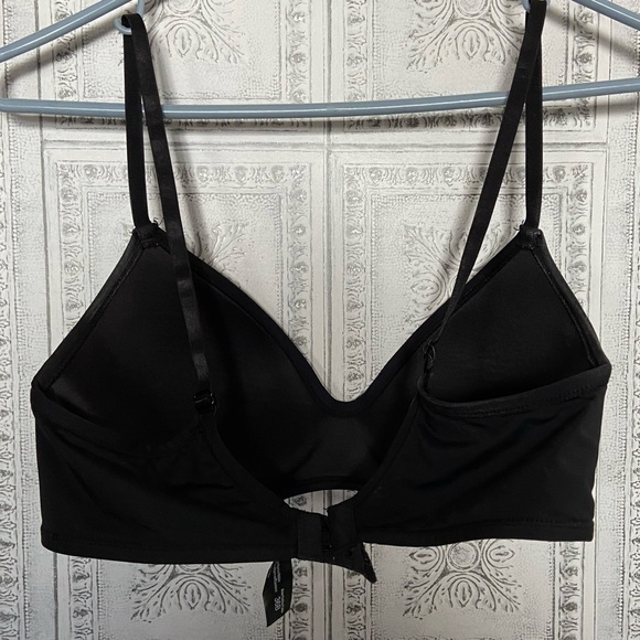 NWOT Sz-36/B Bra in a Minimalist Basic Black, Comfy, Silky, Smooth Fit, No Wires - Picture 2 of 16
